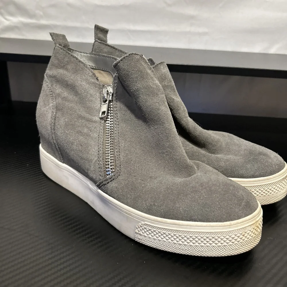 New Steve‎ Madden Wedgie Sneaker Size:8 Grey Suede Women